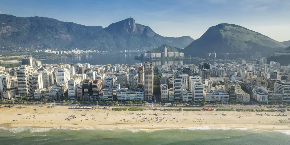 Panorama de Ipanema com praia, edifícios, Lagoa e montanhas ao fundo; imagem de contexto do bairro.